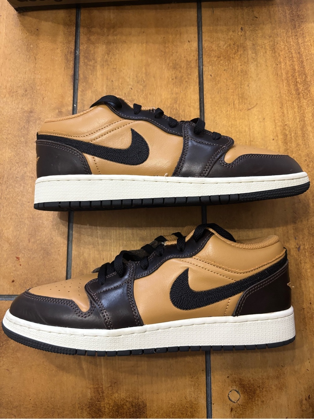 Air Jordan 1 Low
SE "Flax/Baroque Brown"